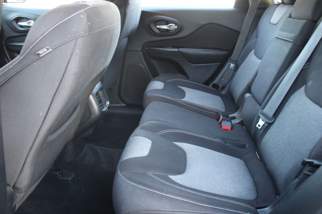 Photo 22 of this JEEP CHEROKEE