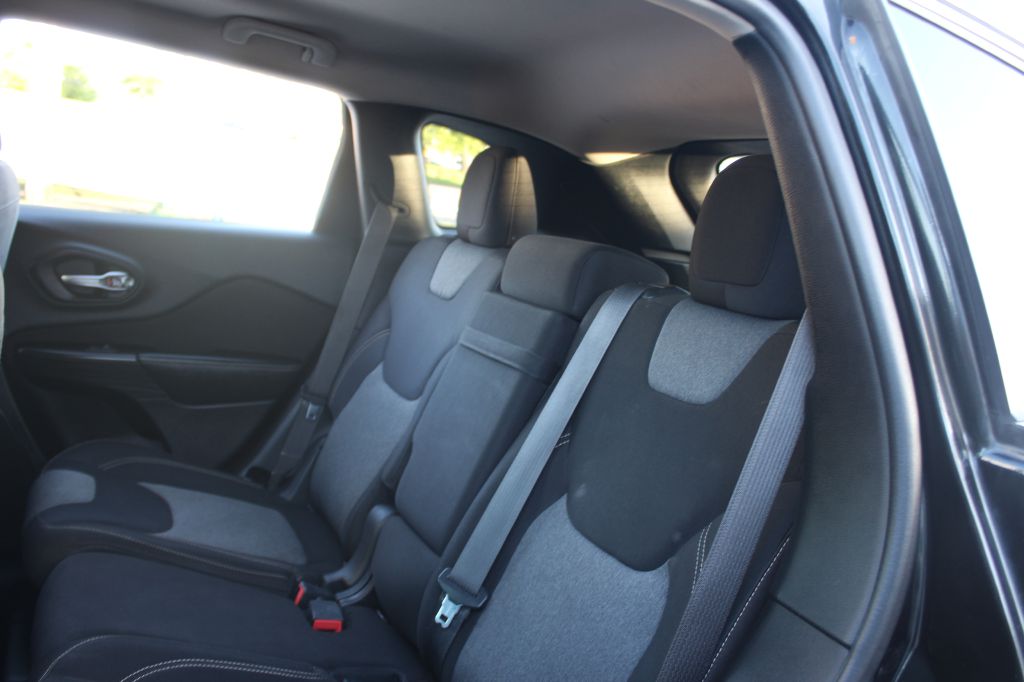 Photo 23 of this JEEP CHEROKEE