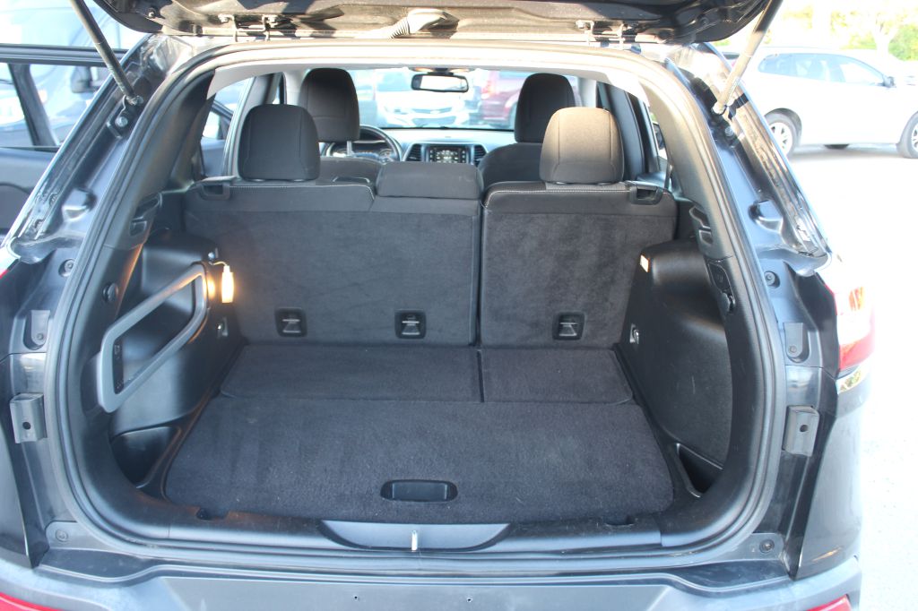 Photo 25 of this JEEP CHEROKEE