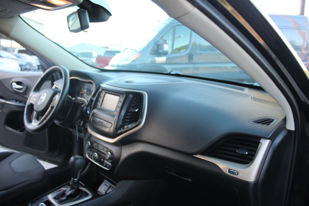 Photo 31 of this JEEP CHEROKEE