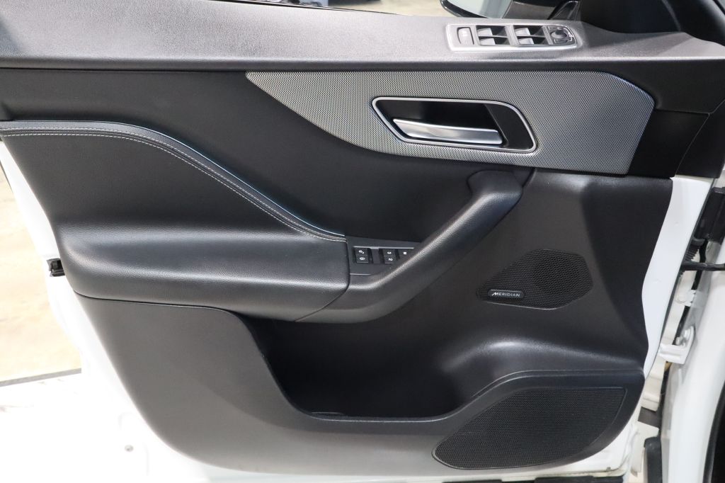 Photo 10 of this JAGUAR F-PACE