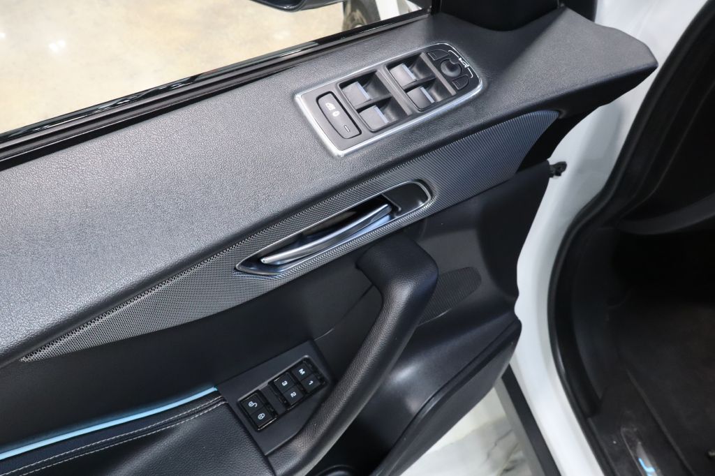 Photo 11 of this JAGUAR F-PACE