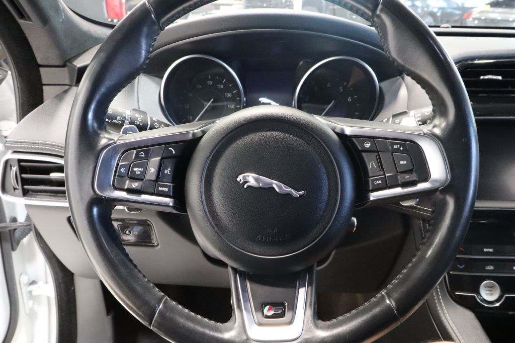 Photo 15 of this JAGUAR F-PACE
