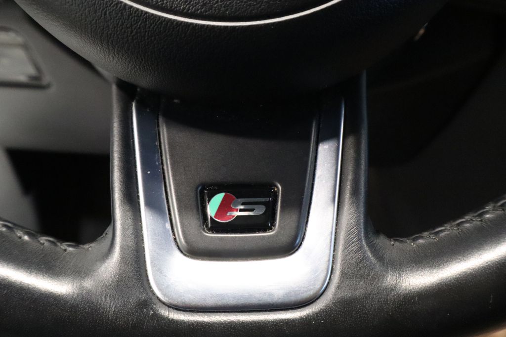 Photo 18 of this JAGUAR F-PACE