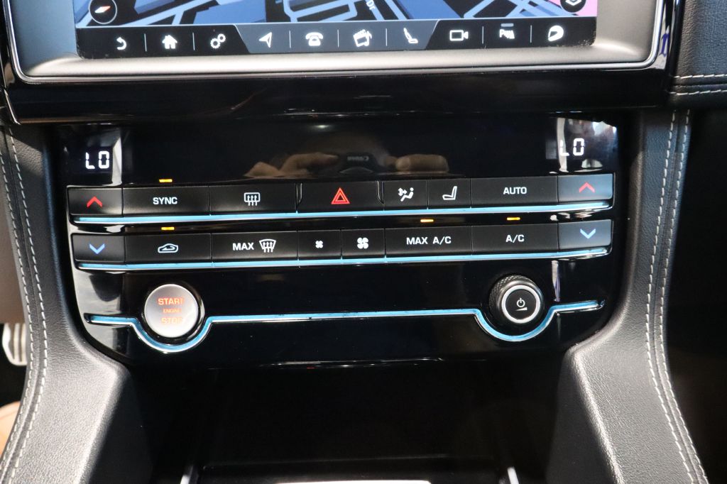 Photo 21 of this JAGUAR F-PACE