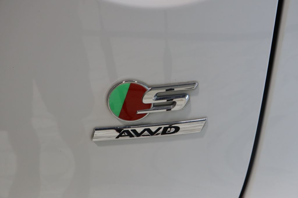 Photo 36 of this JAGUAR F-PACE
