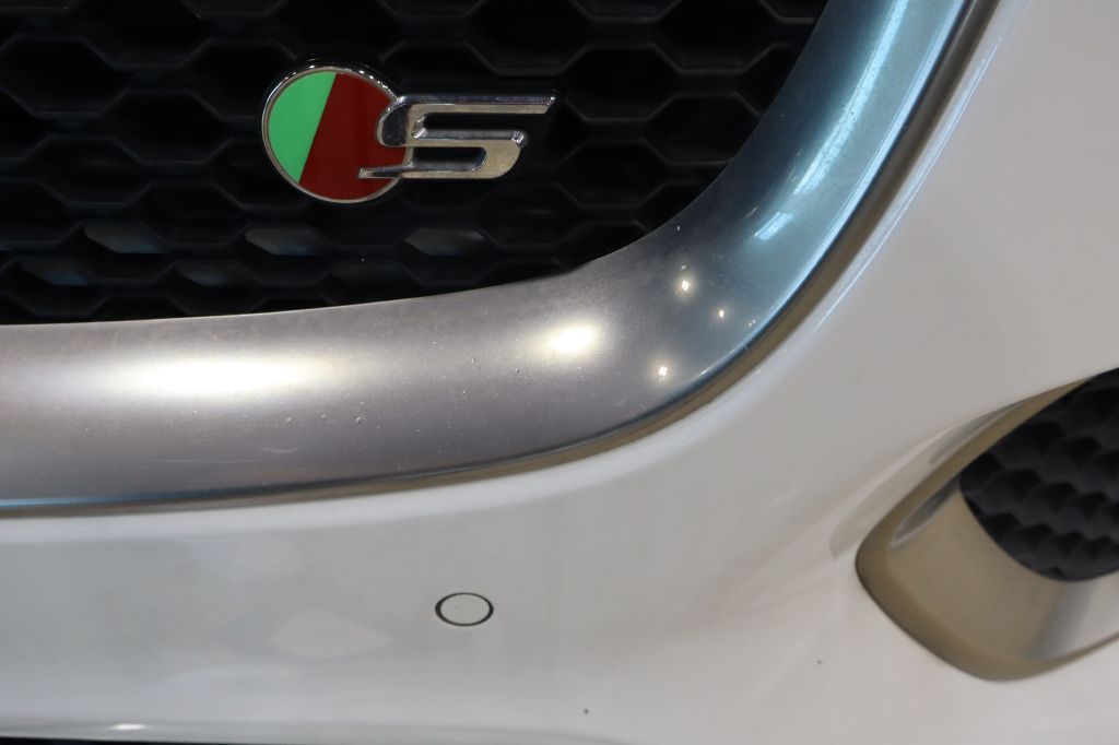 Photo 50 of this JAGUAR F-PACE