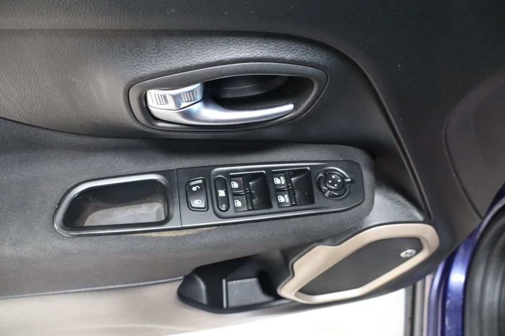 Photo 20 of this JEEP RENEGADE