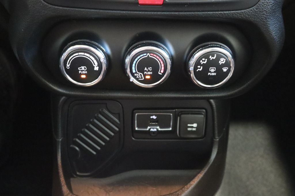 Photo 29 of this JEEP RENEGADE