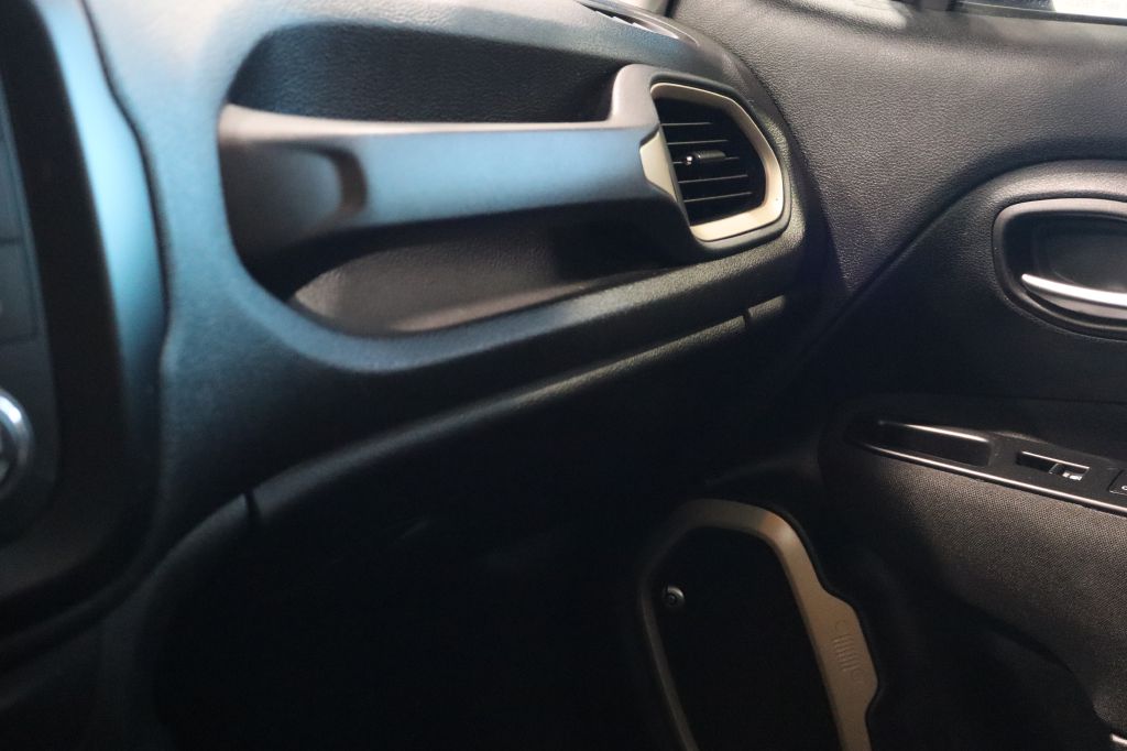 Photo 31 of this JEEP RENEGADE