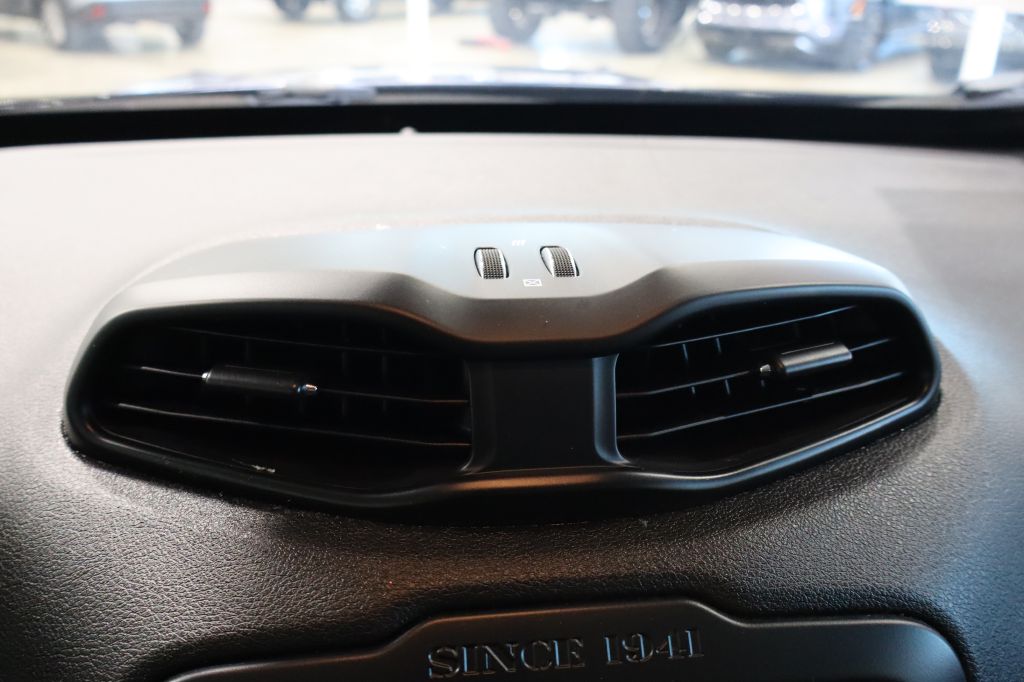 Photo 34 of this JEEP RENEGADE