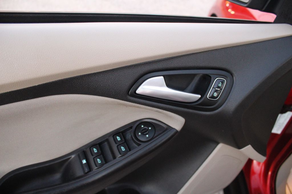 Photo 7 of this FORD FOCUS
