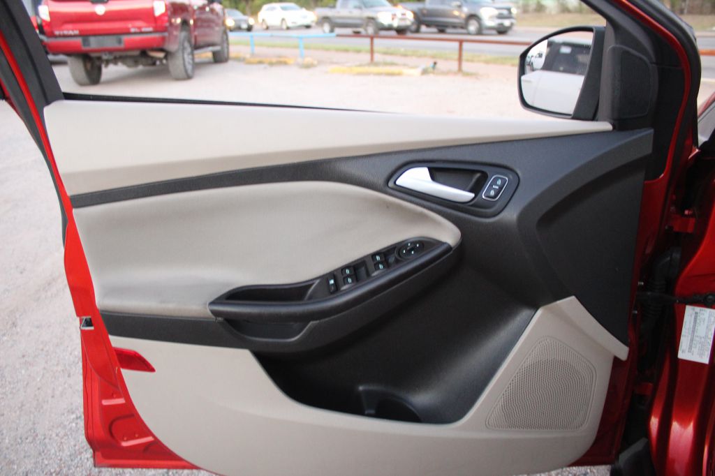 Photo 8 of this FORD FOCUS