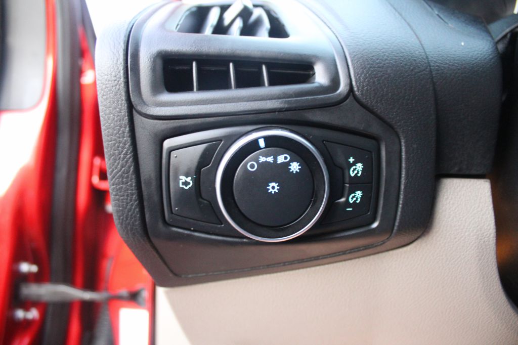 Photo 9 of this FORD FOCUS