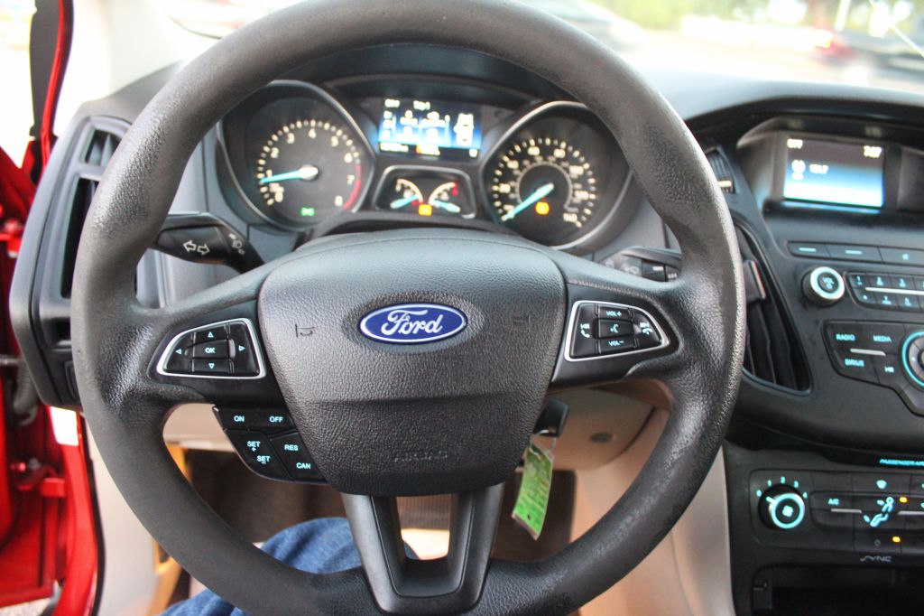 Photo 11 of this FORD FOCUS