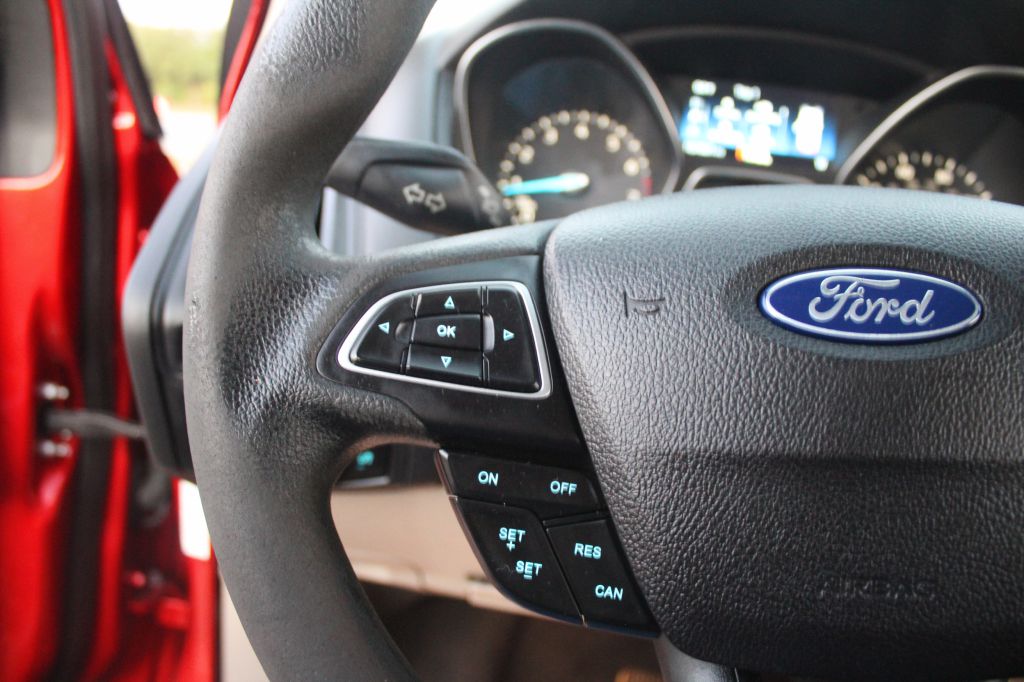 Photo 12 of this FORD FOCUS