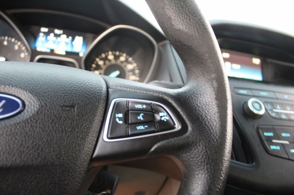 Photo 13 of this FORD FOCUS