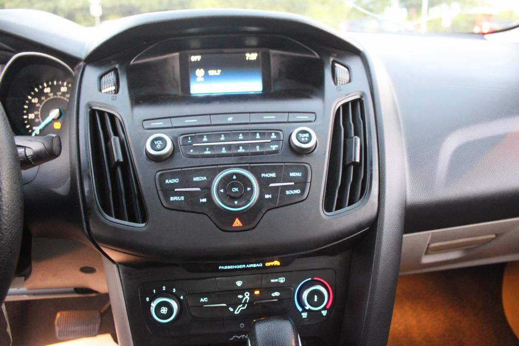Photo 14 of this FORD FOCUS