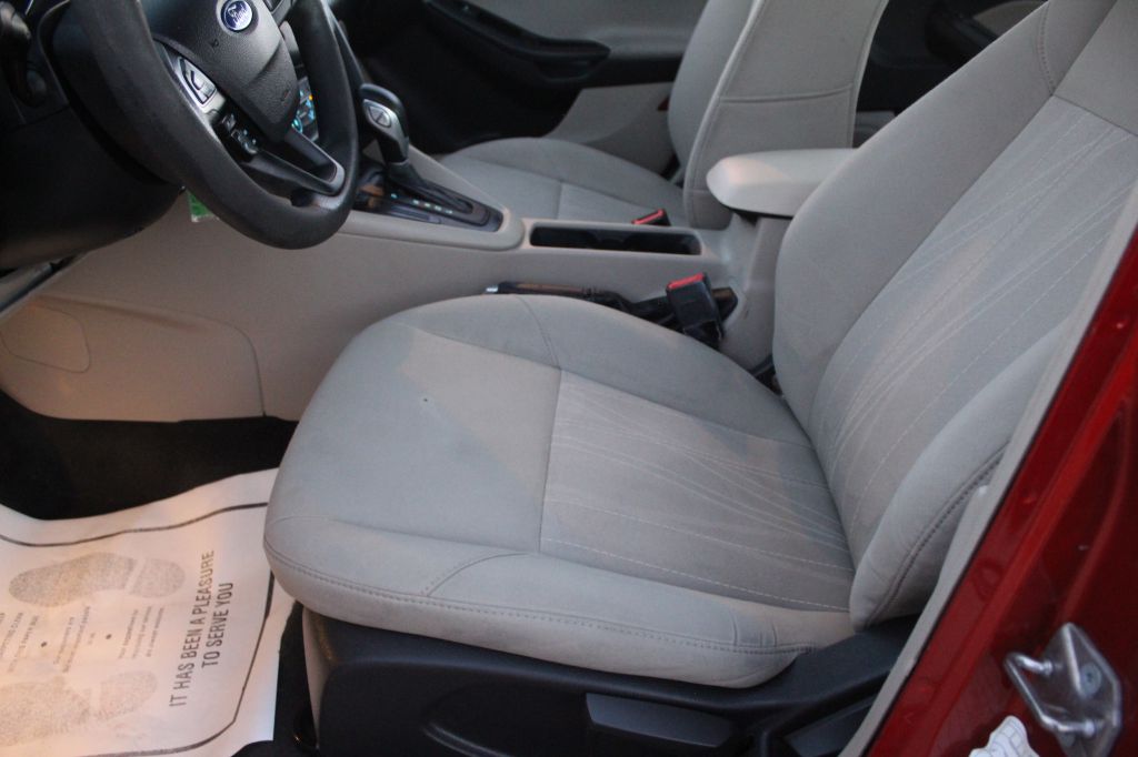 Photo 17 of this FORD FOCUS