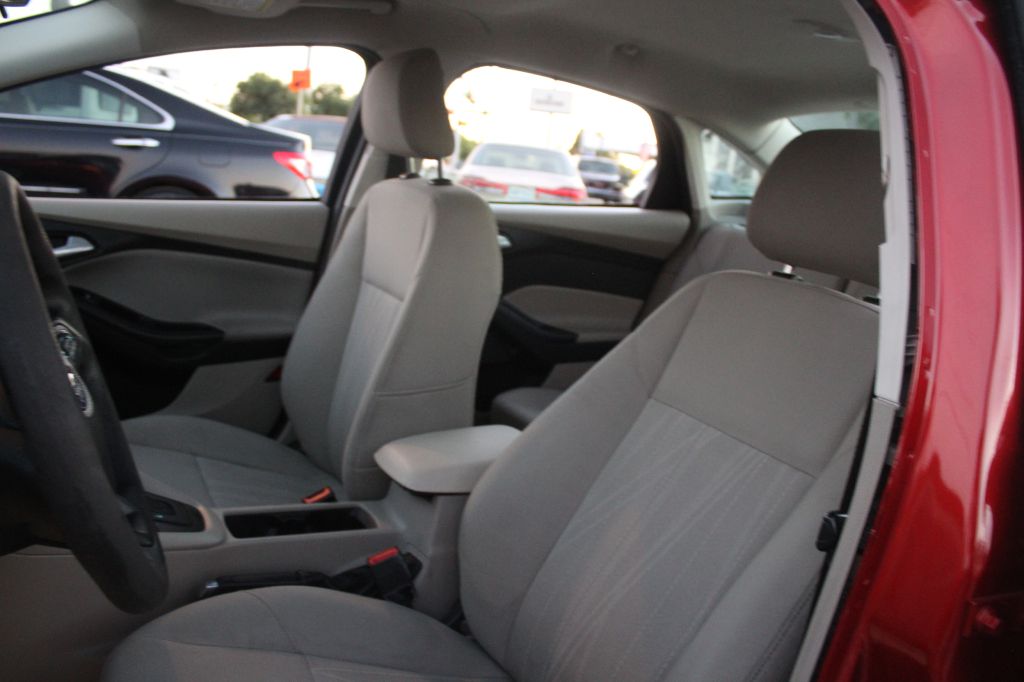Photo 18 of this FORD FOCUS