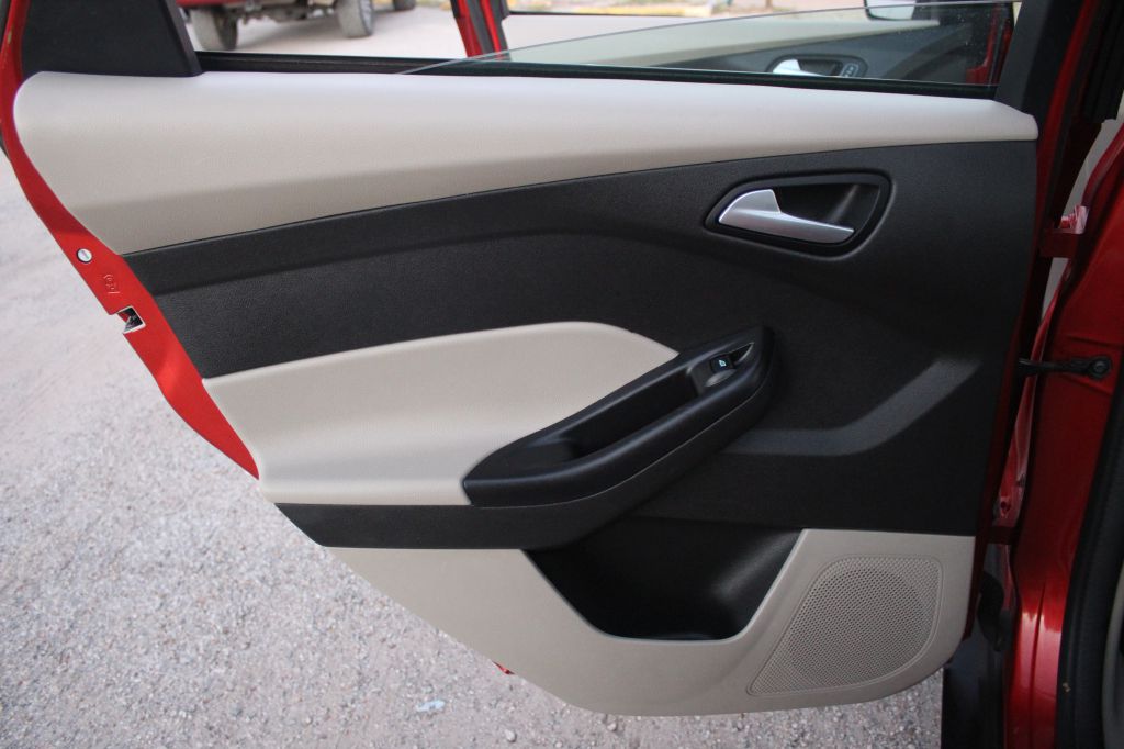 Photo 19 of this FORD FOCUS