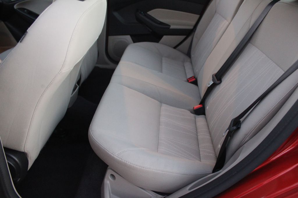 Photo 20 of this FORD FOCUS
