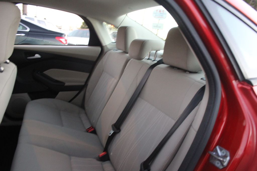 Photo 21 of this FORD FOCUS