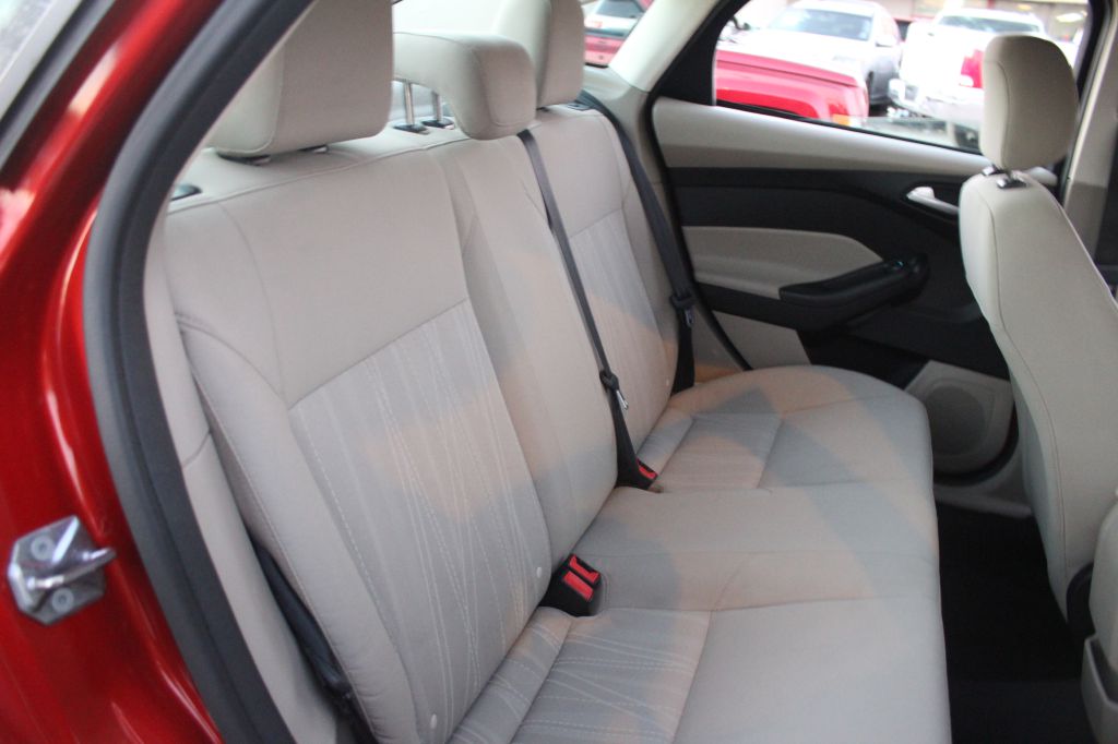 Photo 22 of this FORD FOCUS