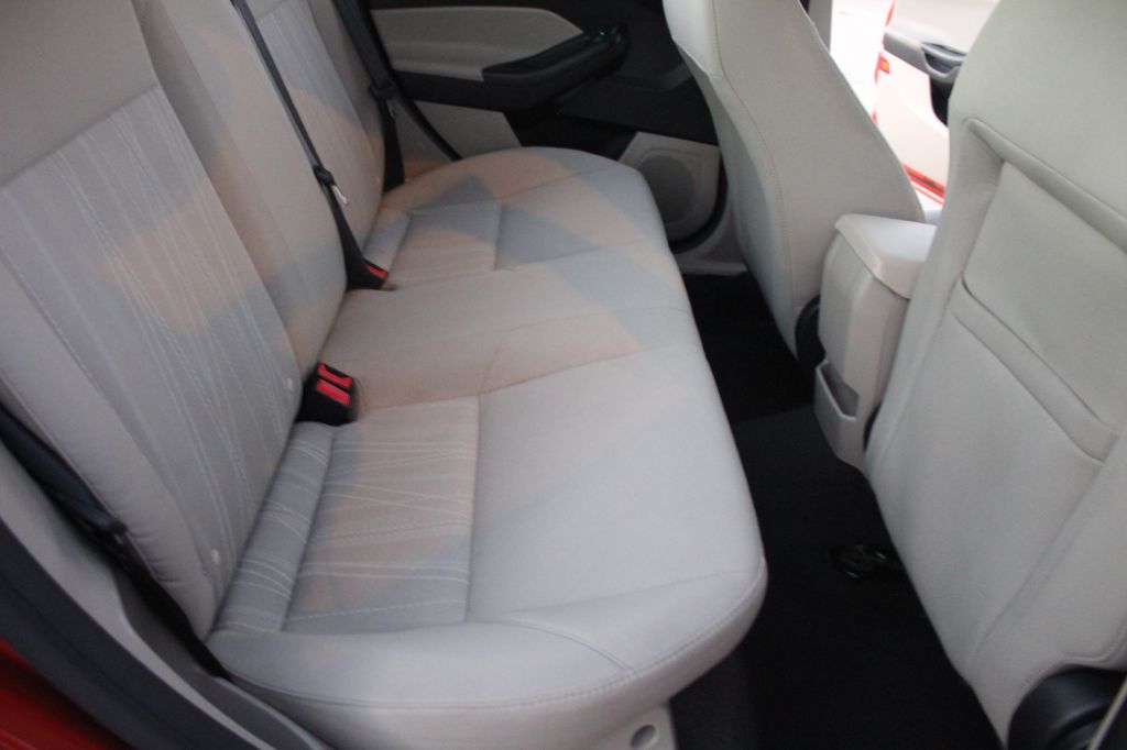 Photo 23 of this FORD FOCUS
