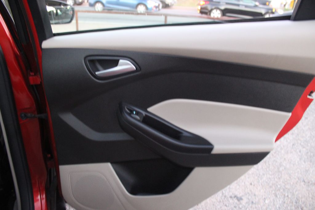 Photo 24 of this FORD FOCUS
