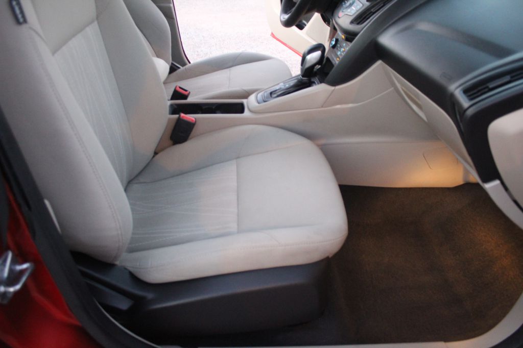 Photo 26 of this FORD FOCUS