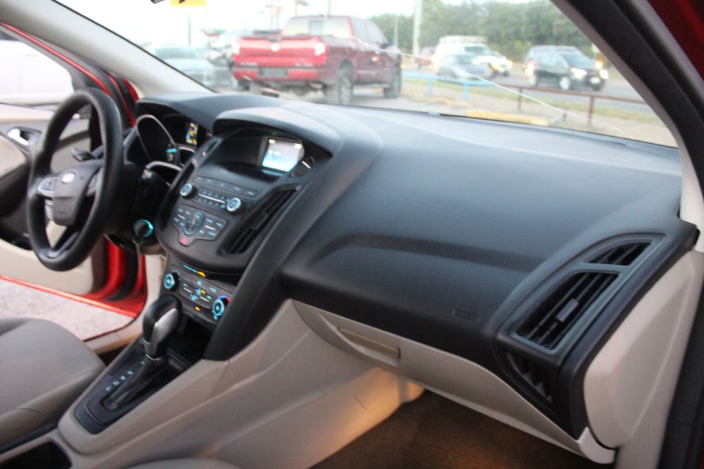 Photo 27 of this FORD FOCUS
