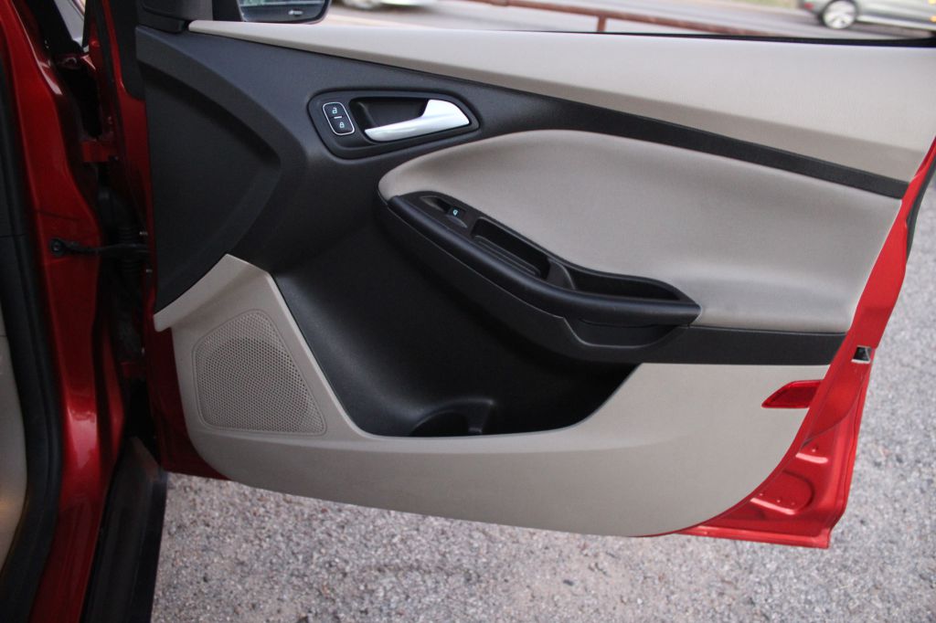 Photo 28 of this FORD FOCUS