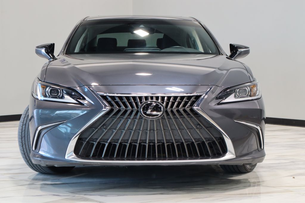 Photo 3 of this LEXUS ES