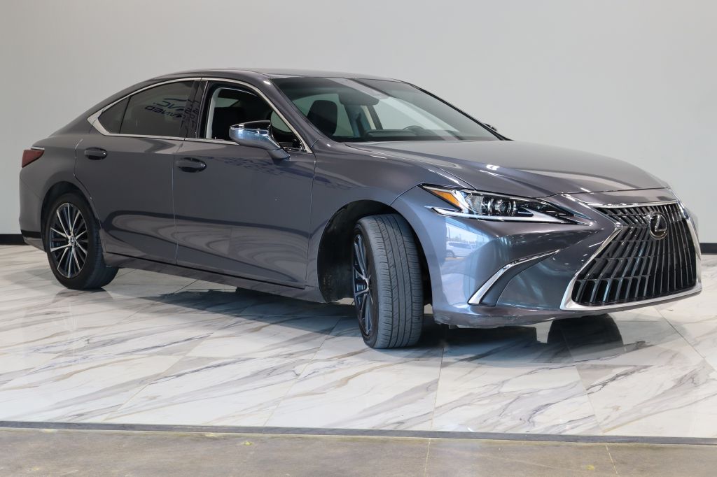 Photo 4 of this LEXUS ES