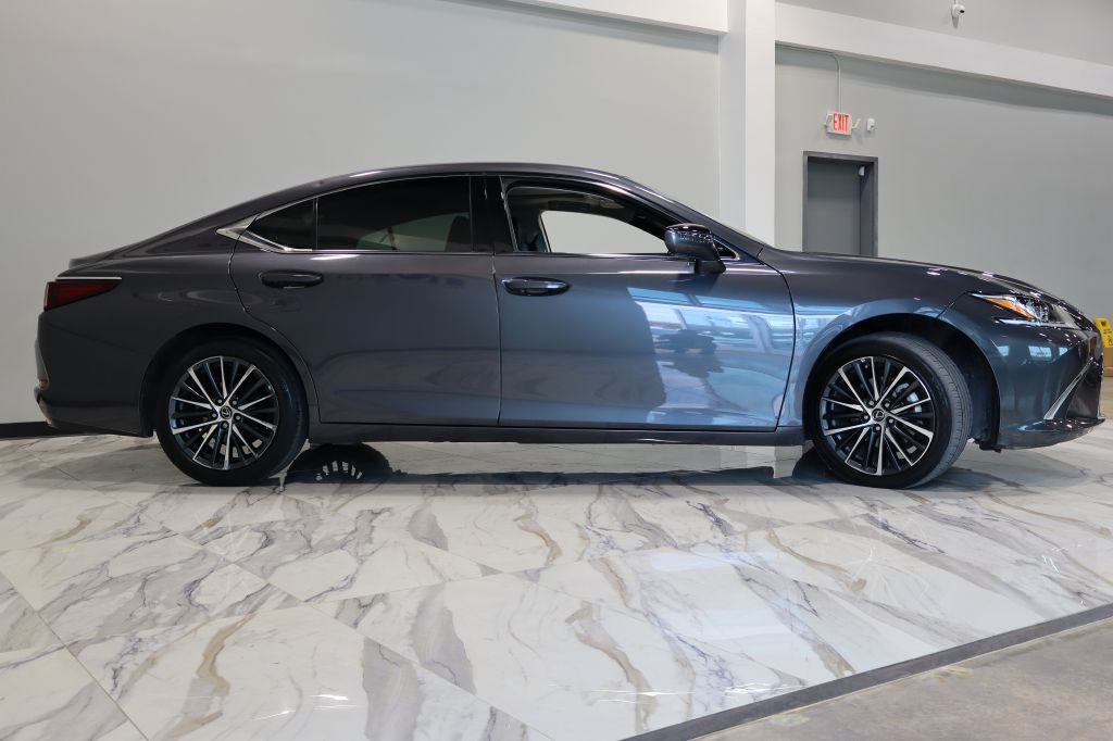 Photo 5 of this LEXUS ES