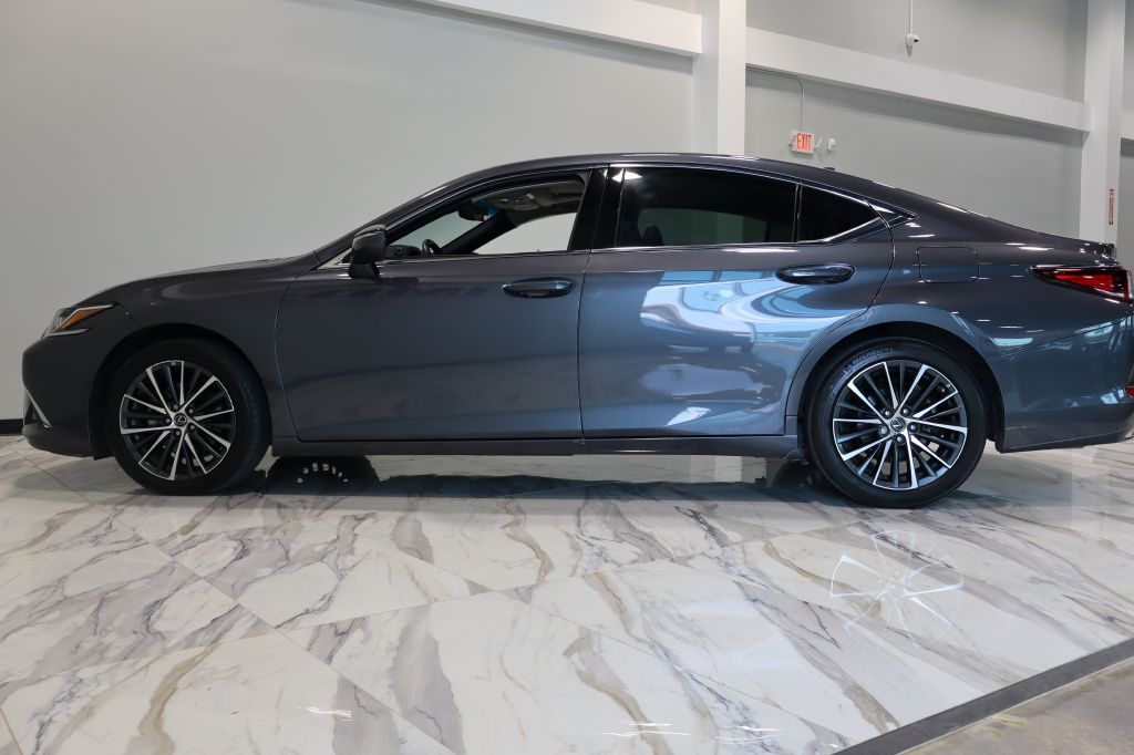 Photo 9 of this LEXUS ES