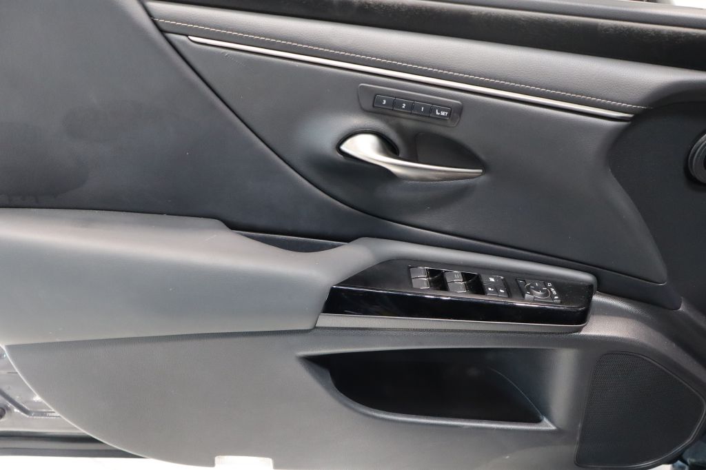 Photo 11 of this LEXUS ES