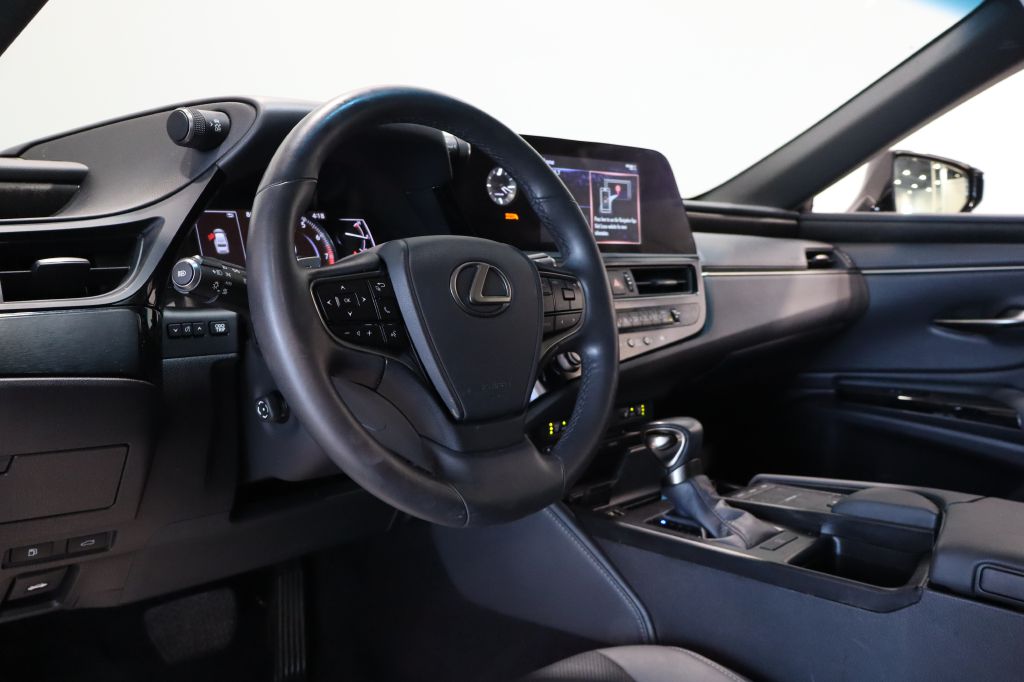 Photo 12 of this LEXUS ES