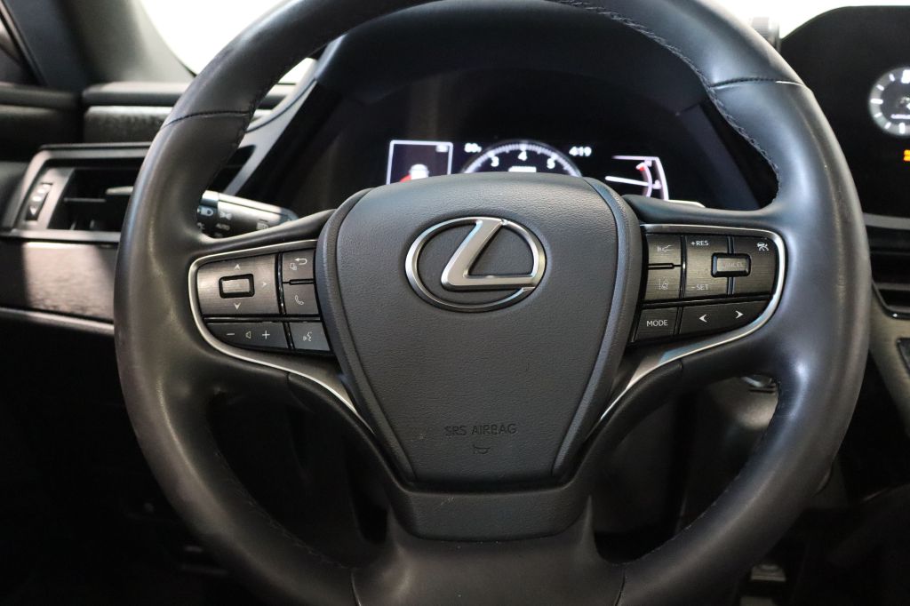 Photo 16 of this LEXUS ES