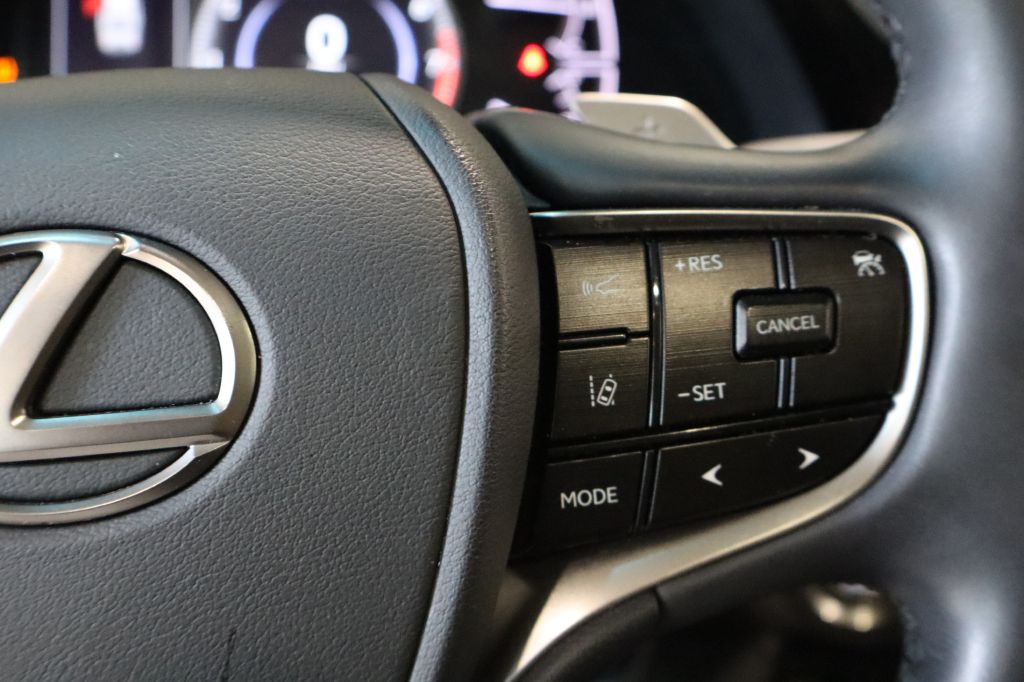 Photo 18 of this LEXUS ES