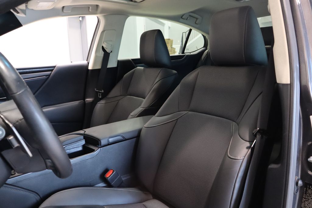 Photo 23 of this LEXUS ES