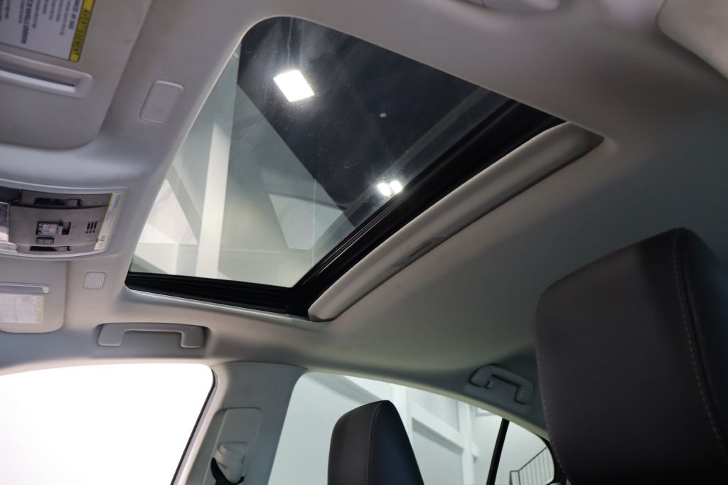 Photo 24 of this LEXUS ES
