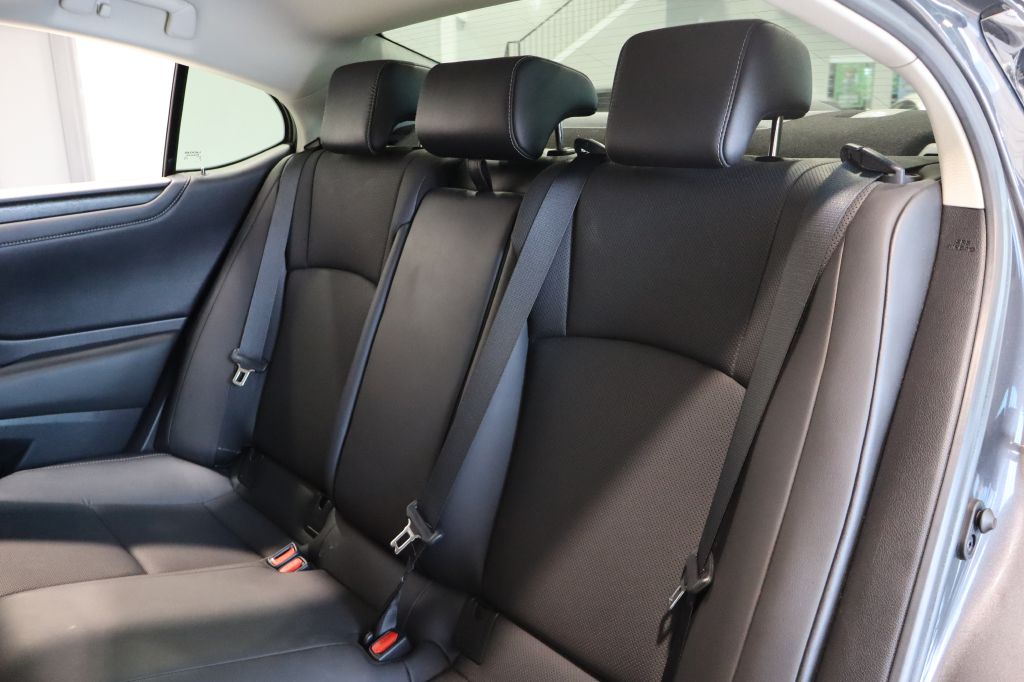 Photo 26 of this LEXUS ES