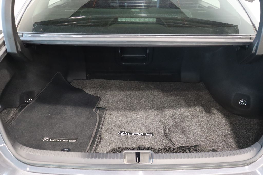 Photo 27 of this LEXUS ES