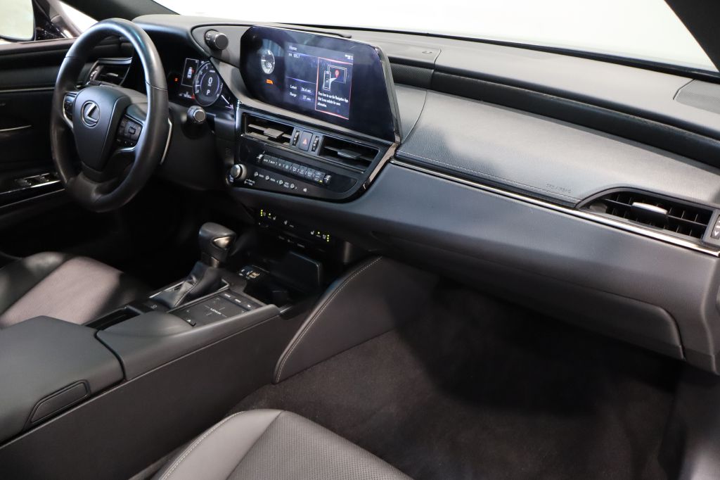 Photo 28 of this LEXUS ES