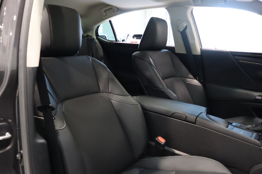 Photo 30 of this LEXUS ES