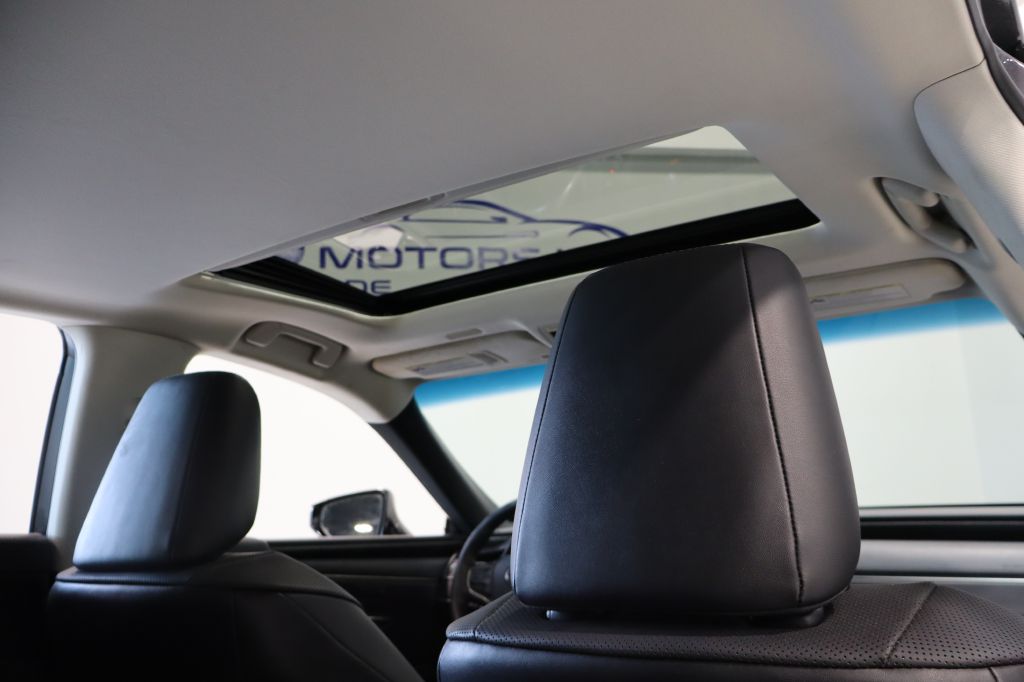 Photo 33 of this LEXUS ES