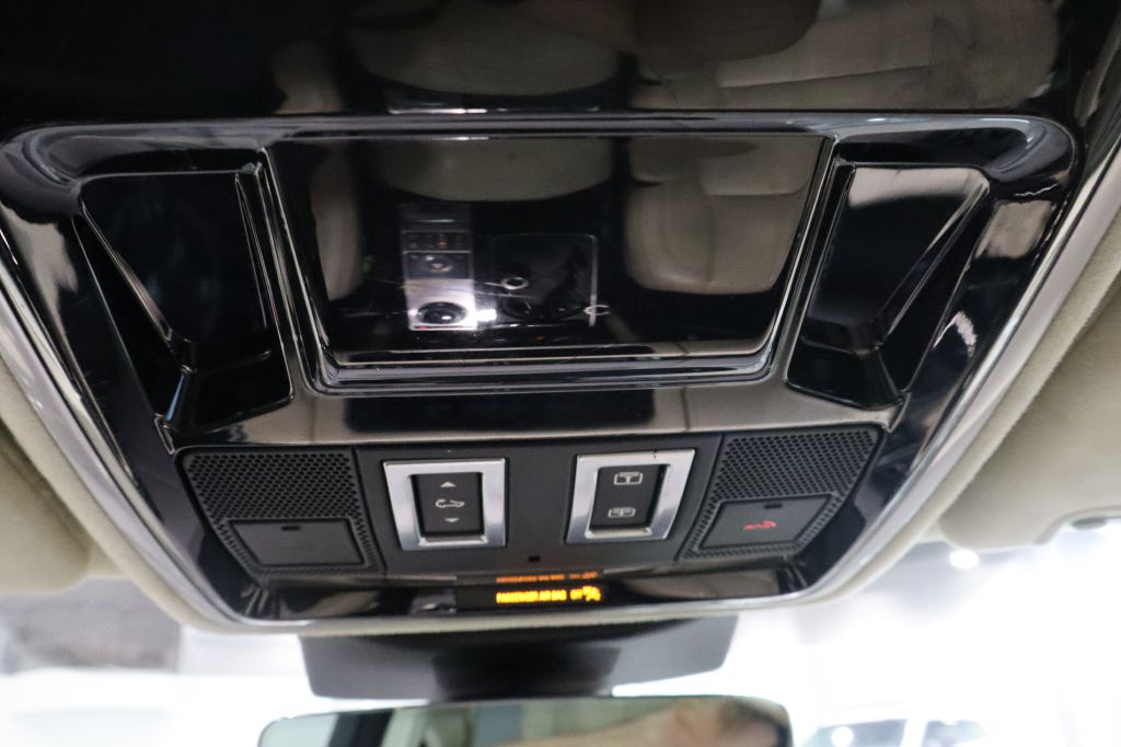 Photo 38 of this LAND ROVER RANGE ROVER