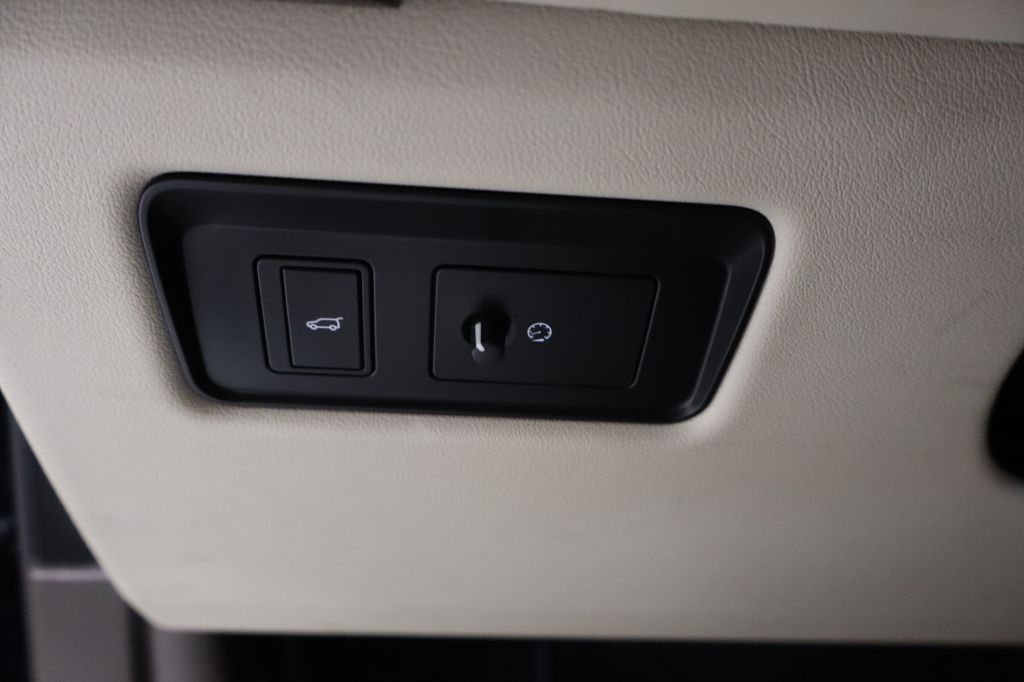 Photo 31 of this LAND ROVER RANGE ROVER